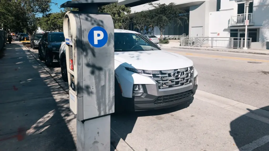 Kaasaegne parkimisautomaat linna tänaval, mis aitab hallata parkimistasude süsteemi ja liikluse korraldust.