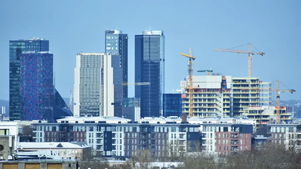 Tallinna moodne linnapilt kõrghoonete ja ehitusjärgus uute korterelamutega päikeselisel päeval.