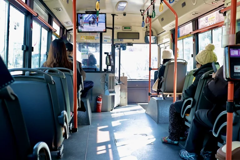 Tartu bussiluule ootab sõitjate fotosid