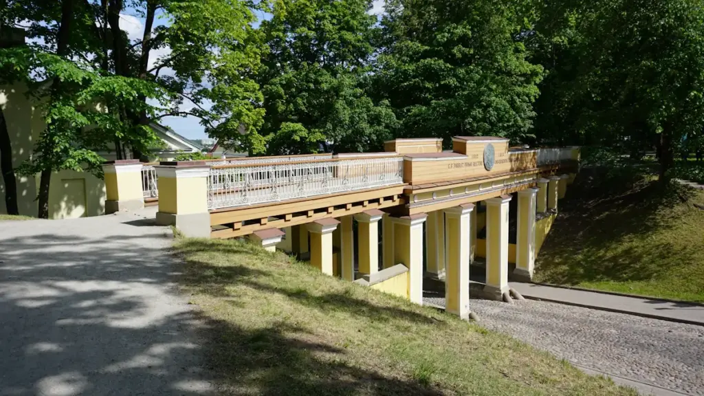 Klassitsistlik Inglisild üle tee Tartu Toomemäel keset lopsakat rohelist parki ja puid.