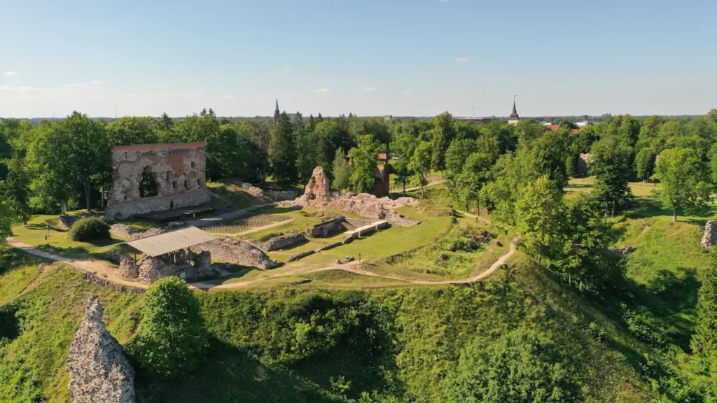 Viljandi ordulinnuse varemed suvisel ajal, ümbritsetud rohelise pargiala ja kauni loodusega.