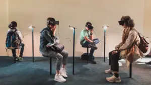 Inimesed kasutavad Rakveres segareaalsuse tehnoloogiat interaktiivsel kunstiinstallatsioonil virtuaalreaalsuse prillidega.