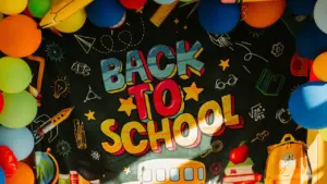 Kirev kooliaasta alguse kaunistus õhupallide ja õppetarvete ning kirjaga "Back to School".