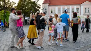 Peresõbralik kogukonnaüritus Eesti linnas, kus inimesed tantsivad ja veedavad üheskoos mõnusalt aega.