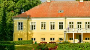 Tõstamaa mõisas etendub augustis tragikomöödia „Laevad jäätuvad aeglaselt“