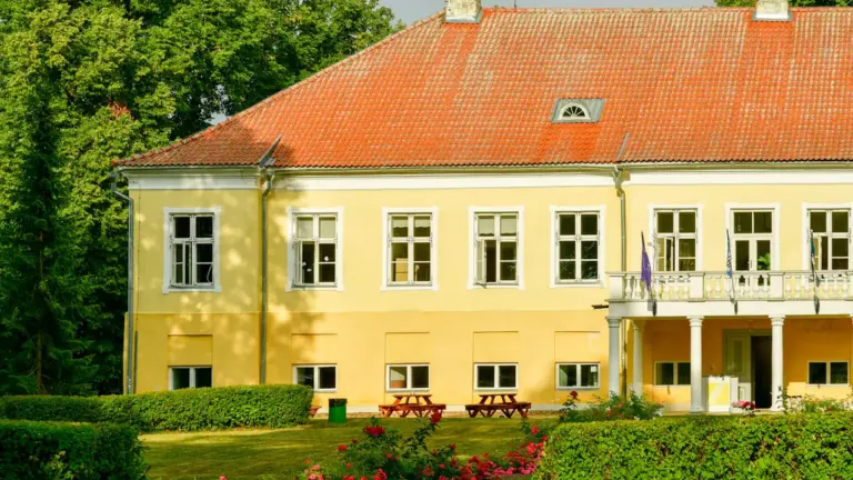 Tõstamaa mõisas etendub augustis tragikomöödia „Laevad jäätuvad aeglaselt“