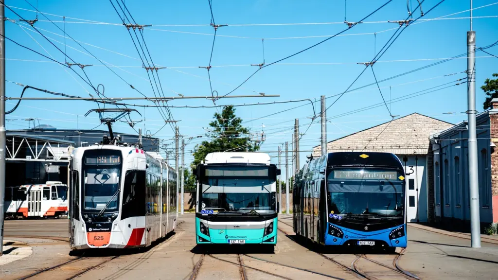 Tramm ja kaks erinevat tüüpi Tallinna Linnatranspordi bussi seisavad kõrvuti trammidepoo hoovis.