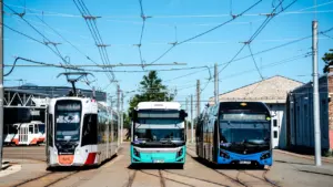 Tramm ja kaks erinevat tüüpi Tallinna Linnatranspordi bussi seisavad kõrvuti trammidepoo hoovis.